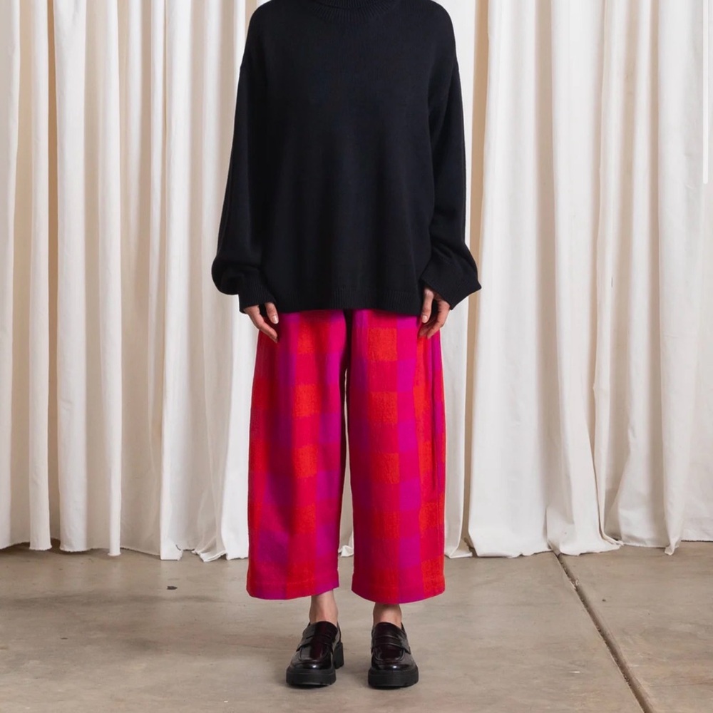 Ali Golden Relaxed Black Turtleneck Sweater - Picture 2 of 12